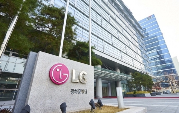 
Theo thông tin từ tờ Donga, bà Lee Jung-ae không chỉ là nữ CEO đầu tiên của đế chế LG mà còn là nữ CEO đầu tiên của một trong số 4 tập đoàn lớn nhất của Hàn Quốc nếu như không tính những thành viên khác đến từ các gia tộc chaebol
