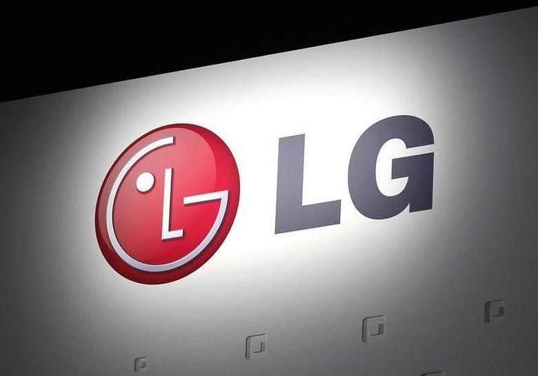 
Doanh thu hợp nhất của LG trong quý 3 năm nay đã tăng 14,1% so với cùng kỳ năm trước, lên 21.180 tỷ won (tương đương 14,9 tỷ USD), vượt mức cao kỷ lục 20.970 tỷ won (tương đương 14,7 tỷ USD) được ghi nhận trong quý đầu năm
