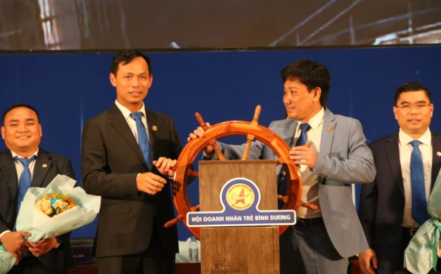 
Kkhông chỉ thành công trong công việc kinh doanh, ông Huỳnh Trần Phi Long còn đóng vai trò lớn trong HĐND tỉnh Bình Dương khi là đại biểu HĐND tỉnh Bình Dương, thành viên Ban kinh tế - ngân sách HĐND tỉnh (trong nhiệm kỳ 2021 - 2026)
