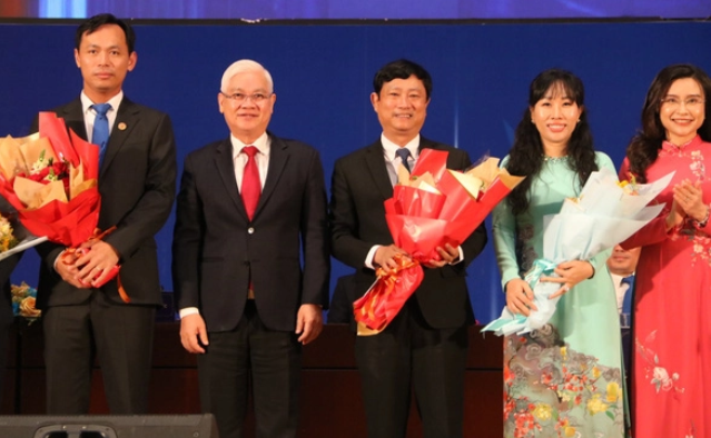 
Trong buổi nhận nhiệm vụ mới, ông Huỳnh Trần Phi Long (ngoài cùng bên trái) cho biết, Hội doanh nhân trẻ tỉnh Bình Dương trong thời gian tới sẽ tiếp tục có nhiều hoạt động ý nghĩa để gắn kết cũng như hỗ trợ những doanh nghiệp và doanh nhân trẻ

