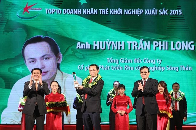 
Ông Huỳnh Trần Phi Long được vinh danh trong top 10 doanh nhân trẻ khởi nghiệp xuất sắc nhất năm 2015

