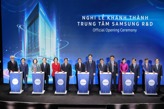 
Trong buổi lễ khánh thành, ông Roh Tae Moon - Tổng giám đốc tập đoàn Samsung Điện tử, khẳng định Samsung sẽ mở rộng lĩnh vực cũng như tăng cường lực lượng nghiên cứu của trung tâm
