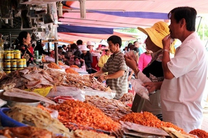 
Chợ Tết Việt bày bán hàng loạt đặc sản nhập

