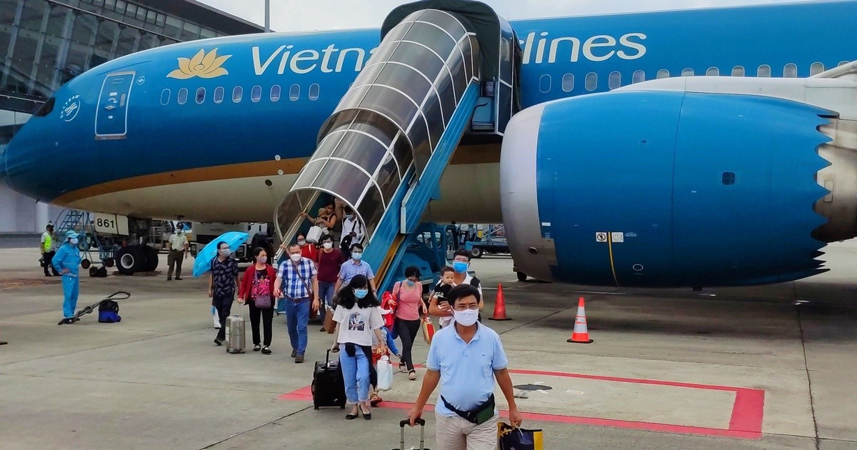 
Càng cận Tết Nguyên đán giá vé máy bay tăng cao do nhu cầu của người dân trong thời gian cao điểm này, đặc biệt là các chặng từ TP Hồ Chí Minh đến Vinh, Thanh Hóa, Hải Phòng, Đồng Hới.
