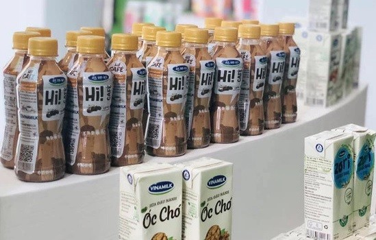 
Vinamilk cũng dự định cũng sẽ dùng hệ thống cửa hàng phân phối sẵn có để mở các cửa hàng nhỏ tên là Hi!Cafe, bên cạnh bán các chai Hi!Cafe, không những thế còn là nơi để cho khách hàng trải nghiệm sản phẩm
