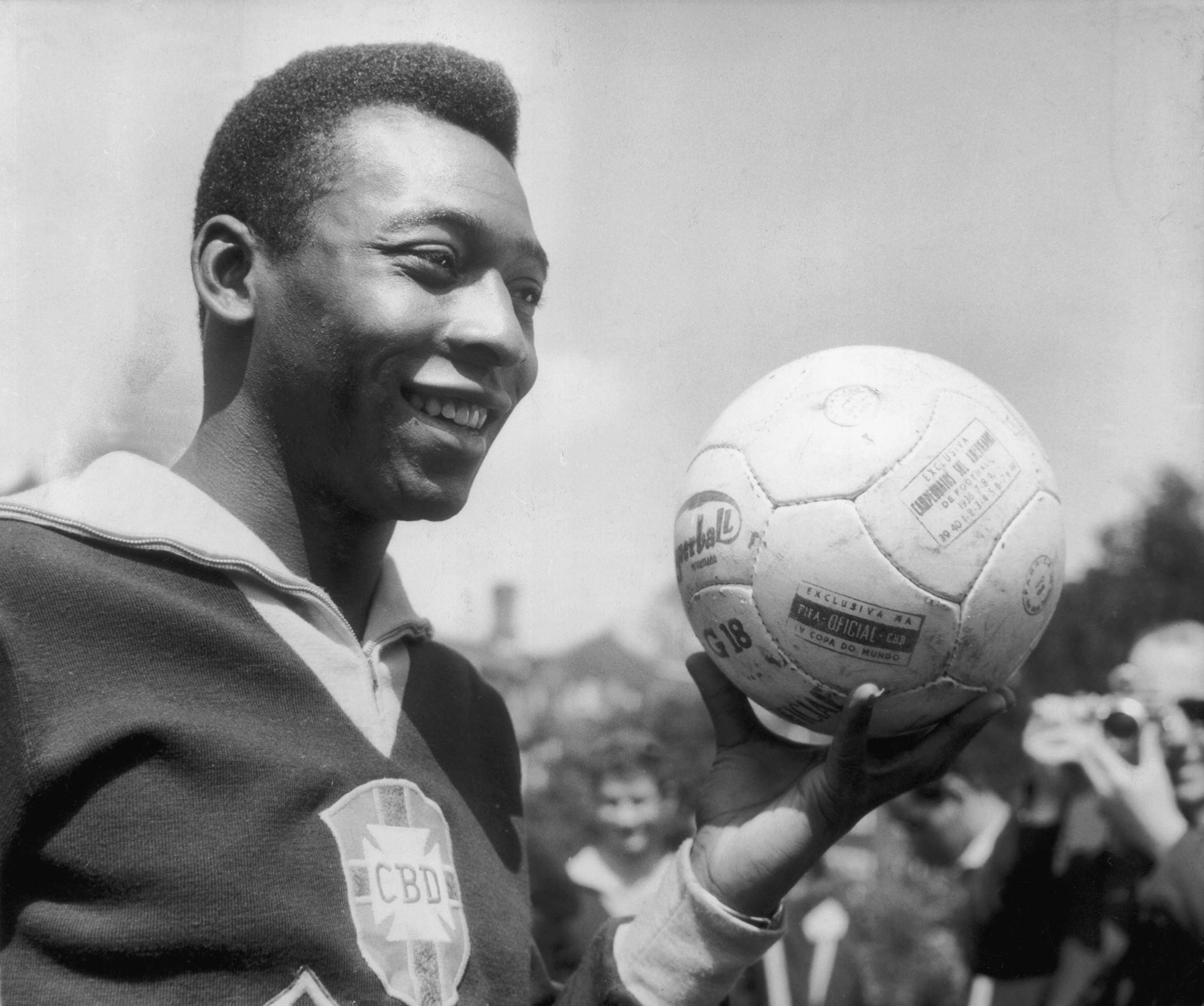 
Khi còn trẻ, Pele giỏi bóng đá nhưng không giỏi kiếm tiền.
