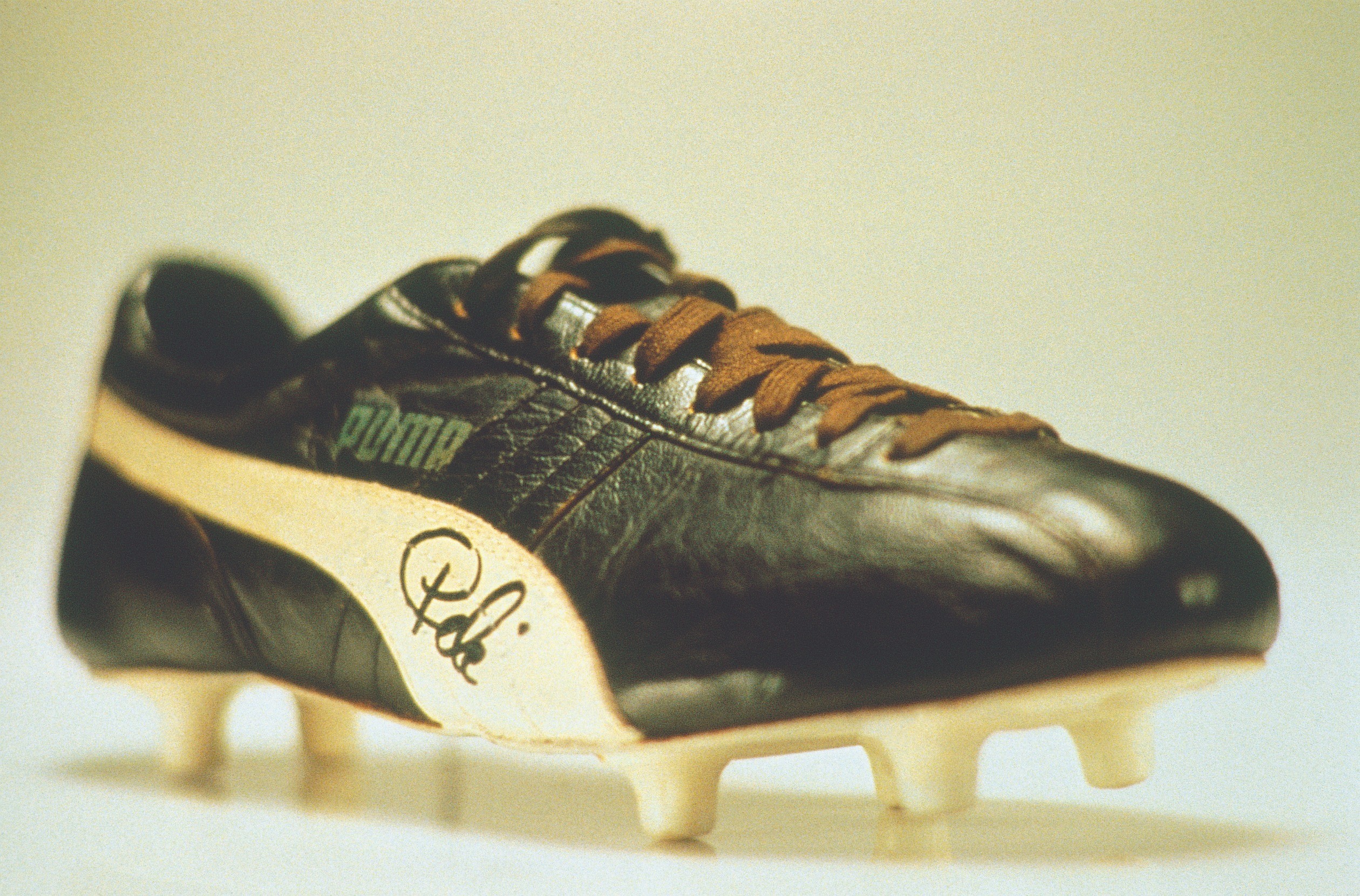
Chiếc giày Puma có chữ ký Pele.
