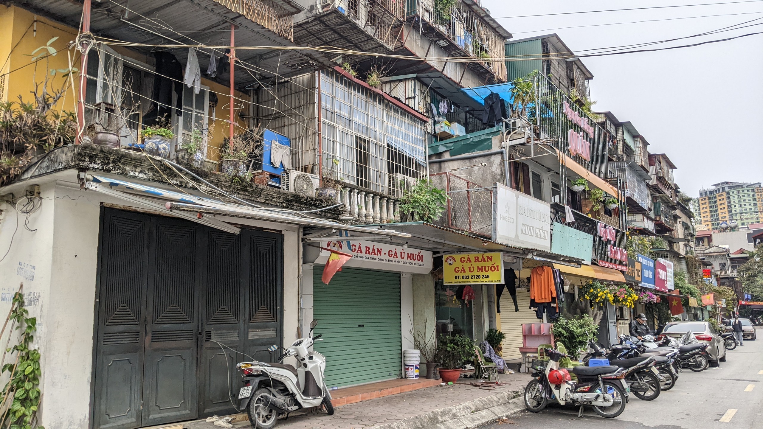 
Những khu tập thể cũ đã xuống cấp với "hệ thống" chuồng cọp ở phường Thành Công, Ba Đình, Hà Nội
