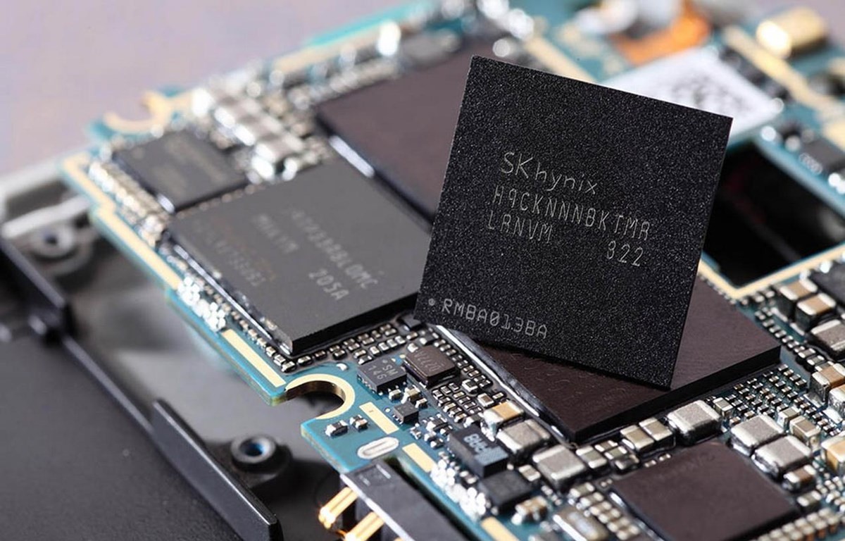 
SK Hynix đã đưa ra dự đoán rằng ngành công nghi, hơn thế, doanh số bán hàng của các nhà sản xuất PC cũng như điện thoại thông minh hay như những khách hàng chính của các nhà sản xuất chip đều ghi nhận đã giảm.
