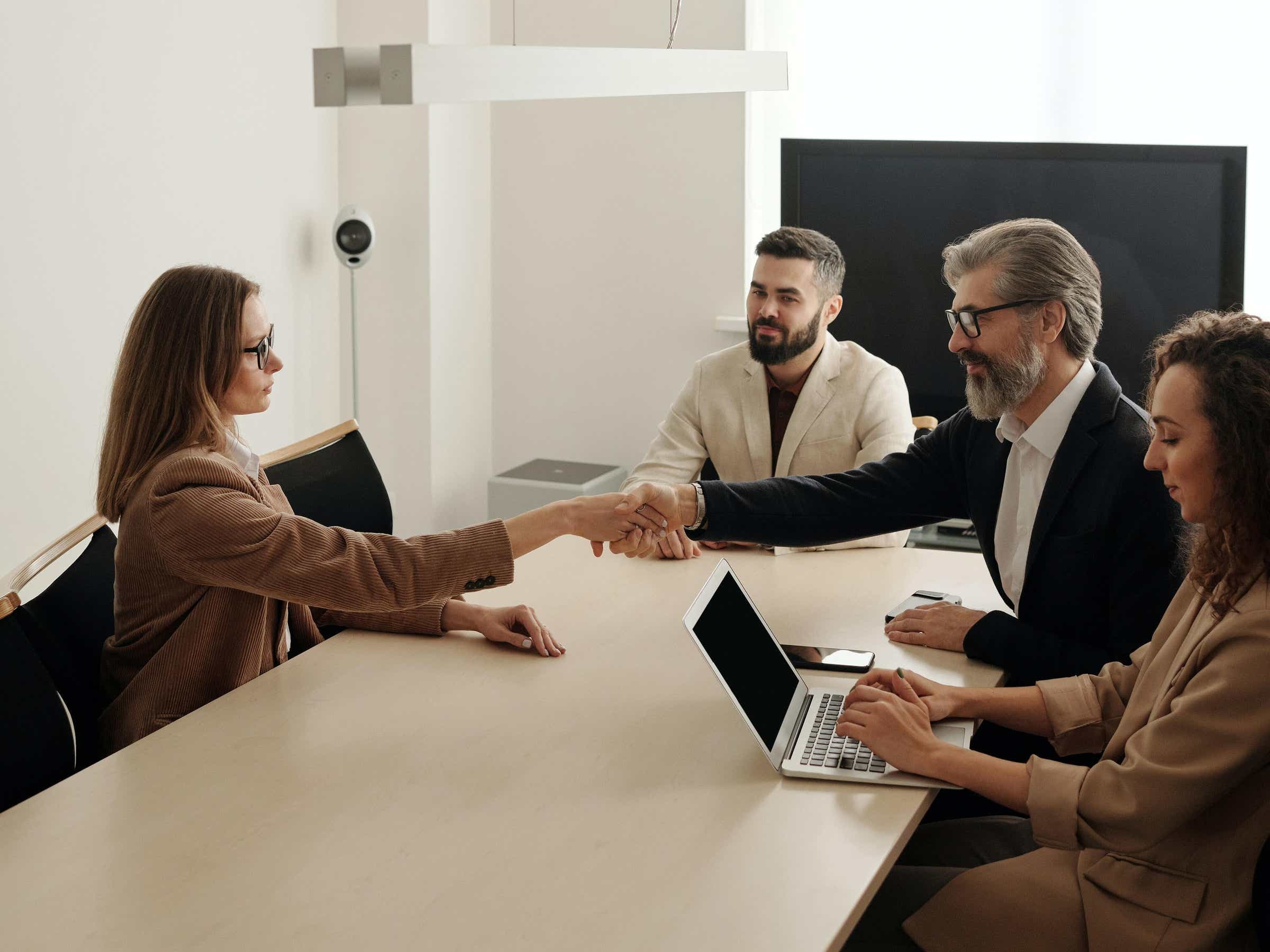 
Những điều phối viên dự án sẽ là người chịu trách nhiệm giám sát và quản lý những giai đoạn cụ thể của một dự án.
