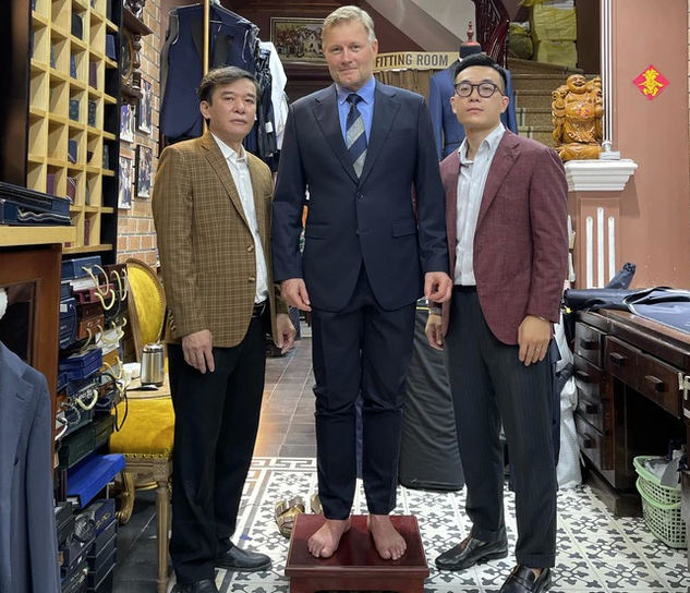 
Ông Hùng chụp cùng với ông Nicolai Prytz - Đại sứ Đan Mạch tại Việt Nam. Ảnh: NVCC
