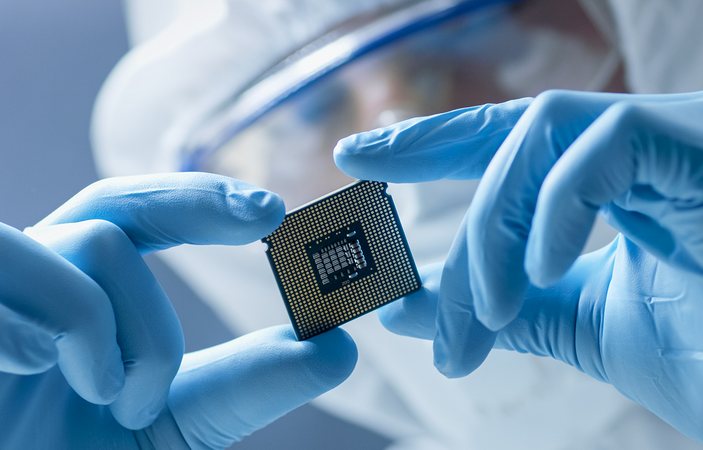 
Đối với ngành này để sản xuất ra một chiếc chip điện tử nhỏ vẫn phải cần đến lượng lớn máy móc đồ sộ, chất lượng cao
