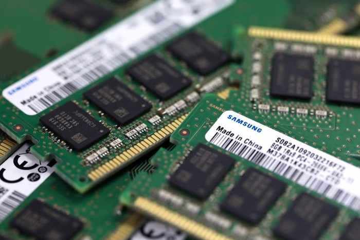
Hiện tại thì gã khổng lồ Samsung Electronics Co cùng các đối thủ khác đang thua lỗ trên mỗi con chip họ sản xuất
