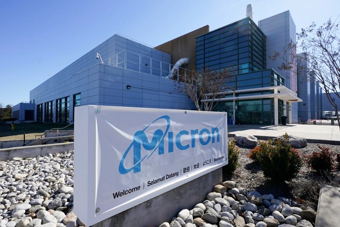 
Micron là nhà sản xuất chip nhớ cuối cùng còn lại của Mỹ cũng đã phản ứng mạnh mẽ với nhu cầu giảm mạnh
