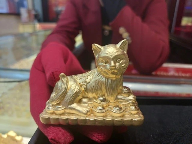 
Tượng vàng hình Mèo chào bán ngày vía Thần Tài với công chế tác tới 12 triệu đồng/tượng
