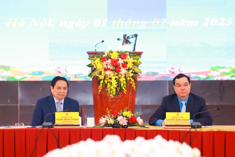 
Thủ tướng Chính phủ Phạm Minh Chính và Chủ tịch Tổng Liên đoàn Lao động Việt Nam Nguyễn Đình Khang lắng nghe ý kiến của các đơn vị.
