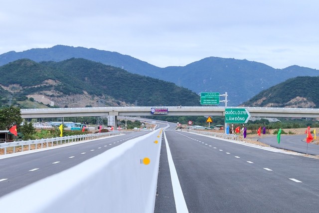 
Đến nay công tác giải phóng mặt bằng cho dự án cao tốc Nha Trang - Cam Lâm đã đạt 99,8%, các gói thầu xây lắp đạt sản lượng 64,1% giá trị hợp đồng.&nbsp;
