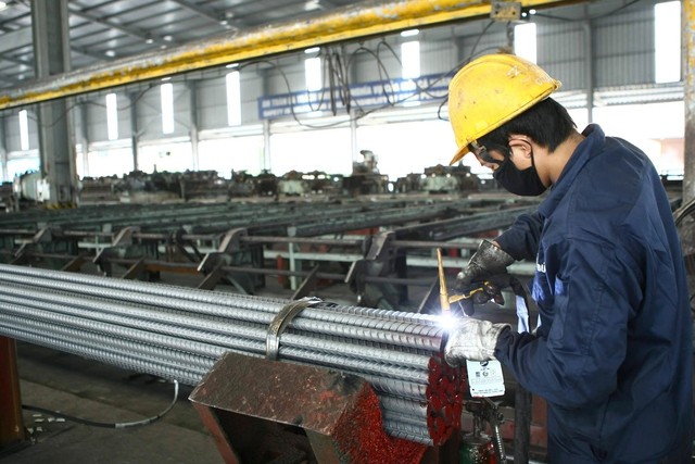 
Từ đầu tháng 2, thương hiệu Thép Việt Ý ở miền Bắc tăng 500.000 đồng/tấn đối với sản phẩm thép cuộn CB240 đưa giá bán tăng lên mức 15,4 triệu đồng/tấn
