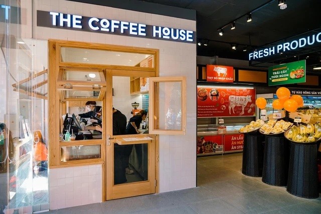 
The Coffee House cũng có phần dè dặt hơn ở những bước đi của mình khi đến thời điểm cuối tháng 10/2021 mới khai trương kiosk đầu tiên được đặt trong siêu thị Kingfood Mart
