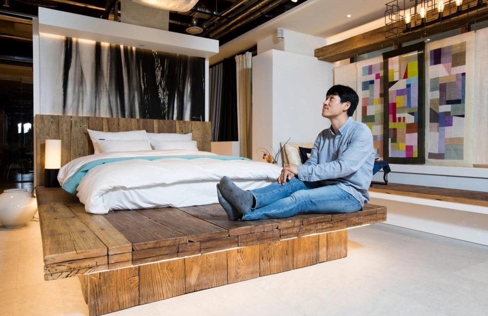 
Theo thông tin từ Forbes, nhà sáng lập Lee Su Jin của Yanolja đã và đang trở thành một trong những tỷ phú tự thân nổi tiếng tại Hàn Quốc - quốc qua với nền kinh tế phát triển mạnh nhưng đang bị thống trị bởi các tập đoàn gia đình
