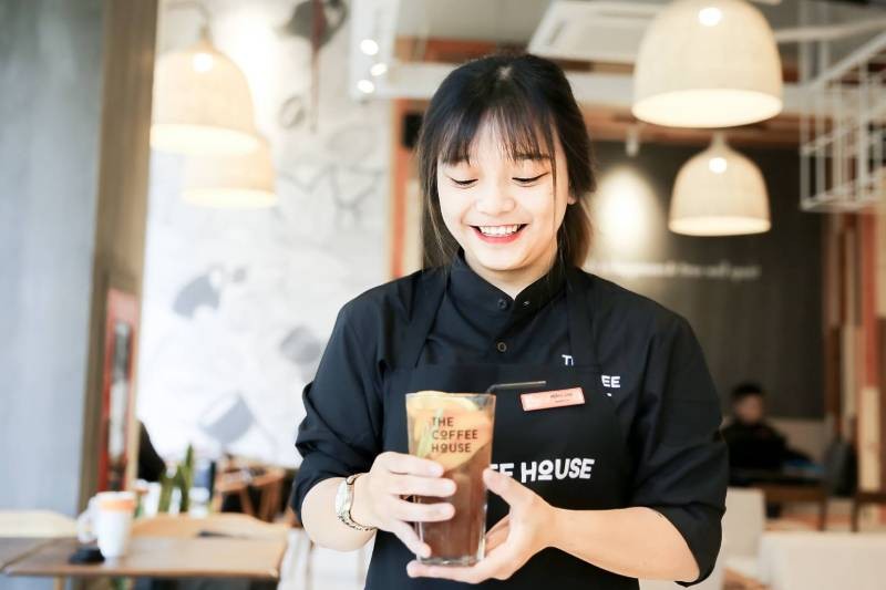 Nhân viên phục vụ cũng thu hút nhiều người trẻ vì dễ dàng.