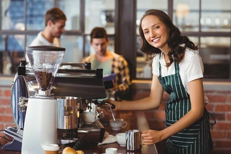Nhân viên quán cà phê được nhiều bạn trẻ lựa chọn.