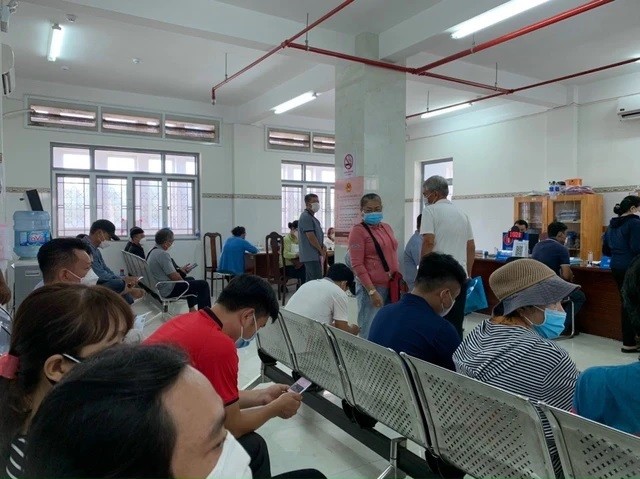 
Tại địa bàn huyện Nhơn Trạch, phòng công chứng có phần đông hơn Tp.HCM nhưng hồ sơ chủ yếu đến từ uỷ quyền cho con cái, khai di sản thừa kế... ít hồ sơ chuyển nhượng đất đai
