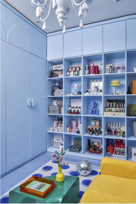 
Một phòng ngủ nhỏ được Tô Chu cải tạo thành phòng tủ đồ mini, đồng thời trưng bày những món đồ nước hoa yêu thích của mình
