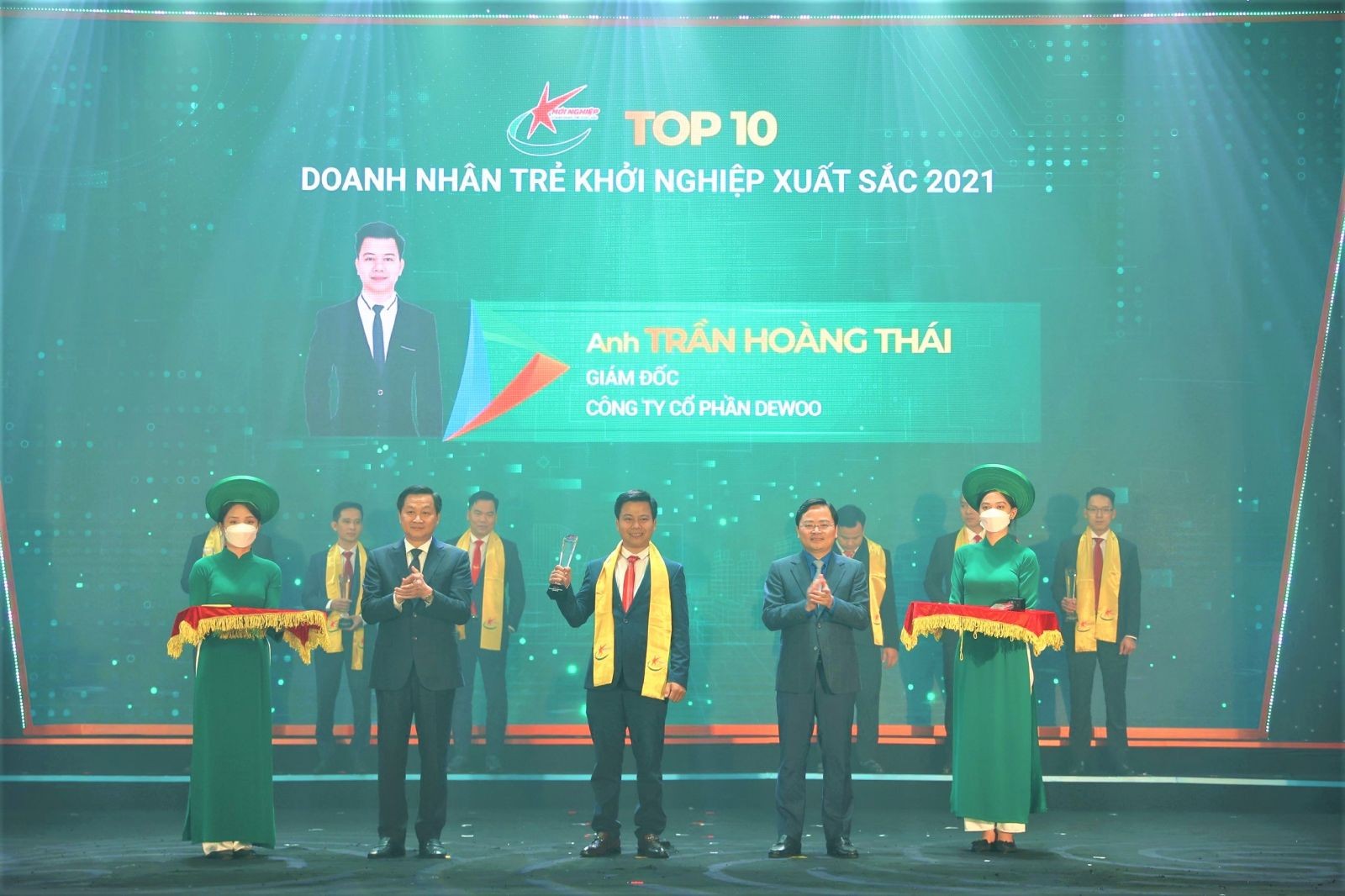 
Cuối tháng 12/2021, Trần Hoàng Thái trở thành doanh nhân thế hệ 9x duy nhất của khu vực Nam Trung Bộ được xướng tên trong “Top 10 Doanh nhân trẻ khởi nghiệp xuất sắc năm 2021”
