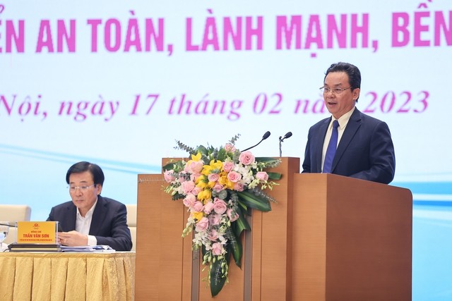 
GS. TS Hoàng Văn Cường - Phó hiệu trưởng Đại học Kinh tế quốc dân phát biểu tại Hội nghị, Ảnh VGP.
