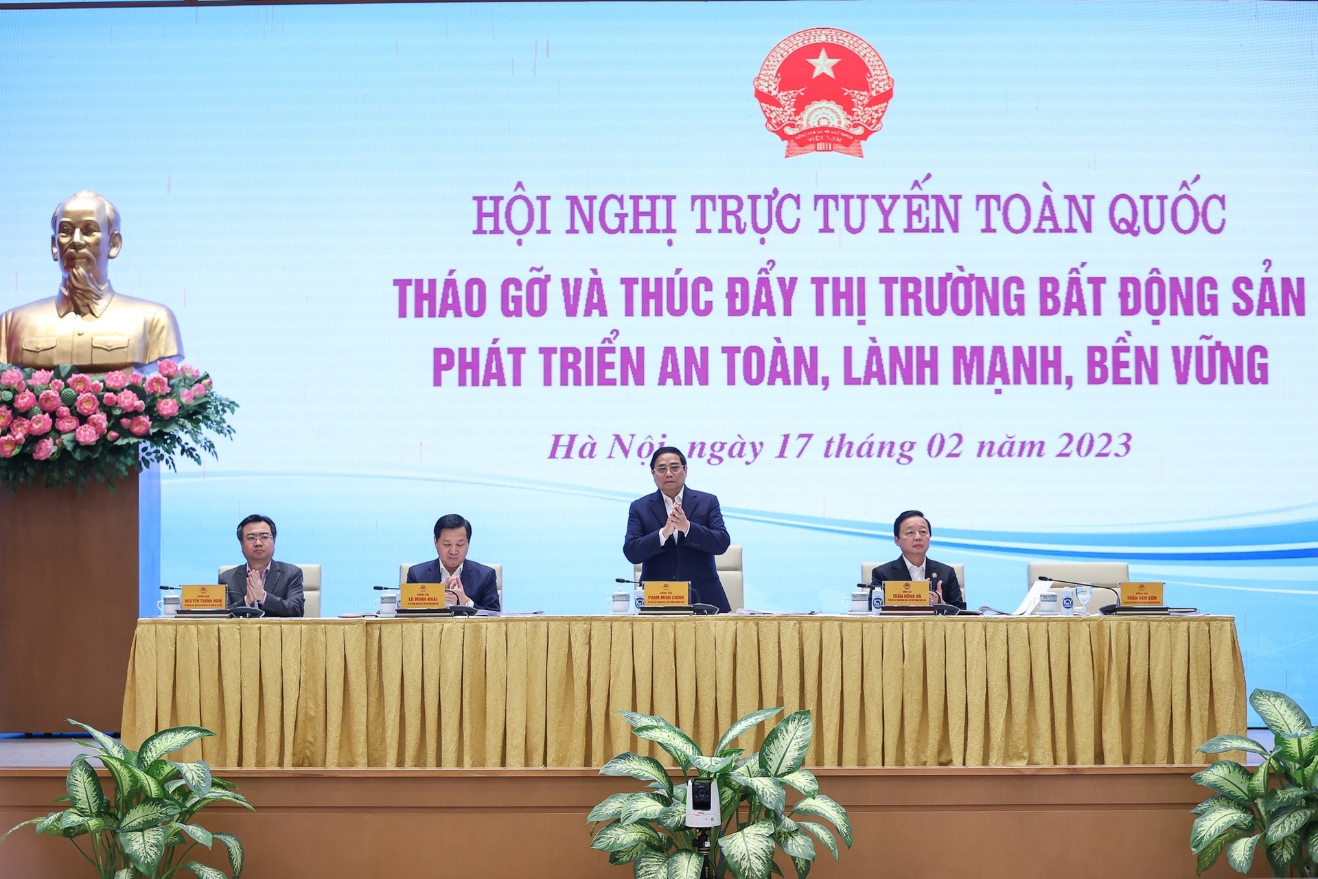 
Thủ tướng chủ trì hội nghị tháo gỡ và thúc đẩy thị trường bất động sản an toàn, lành mạnh, bền vững. Ảnh: VGP.
