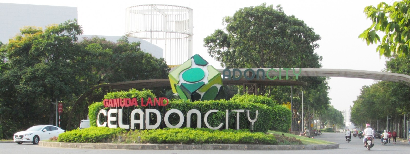 
Lối vào Khu liên hợp thể dục thể thao và dân cư Tân Thắng (Celadon City).
