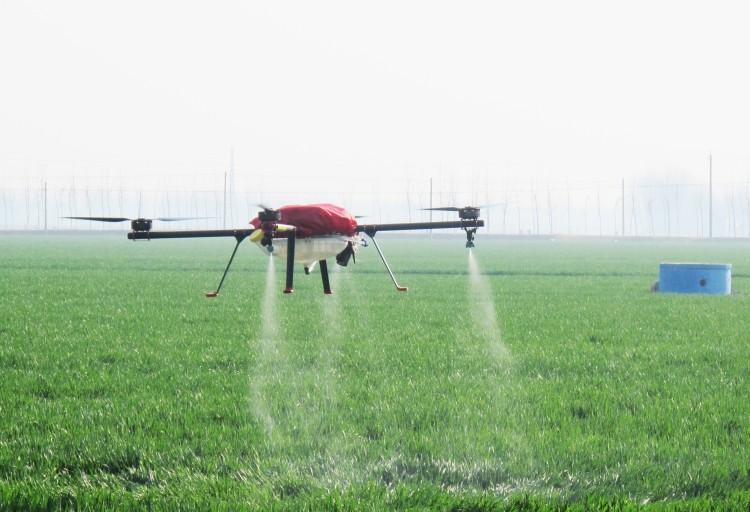 
Sử dụng công nghệ máy bay không người lái trong nông nghiệp.
