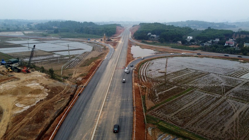 
Cao tốc Ninh Bình - Thanh Hóa hơn 12.000 tỷ đồng đang dần hình thành.
