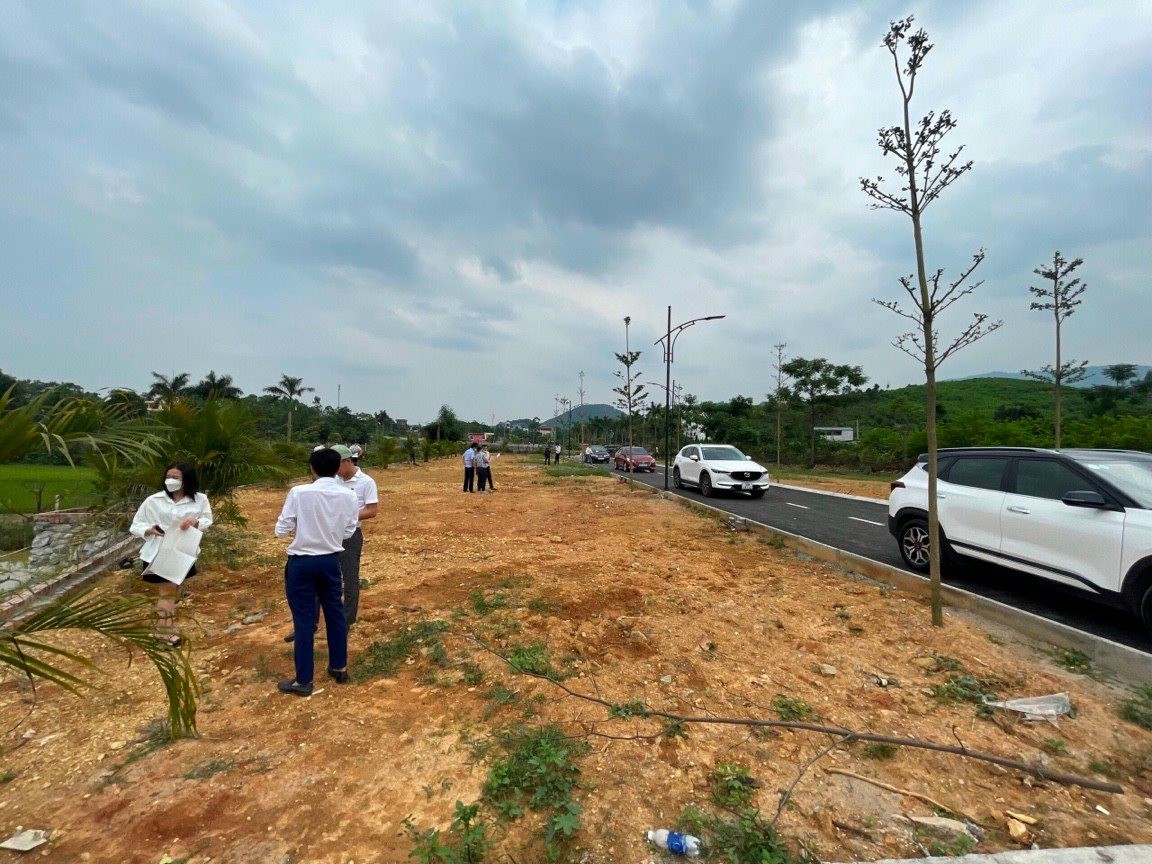 
Mải mê chạy theo làn sóng đầu tư đất nền giai đoạn trước, nhiều nhà đầu tư hiện nay rơi vào cảnh nợ nần chồng chất. (Ảnh minh họa)
