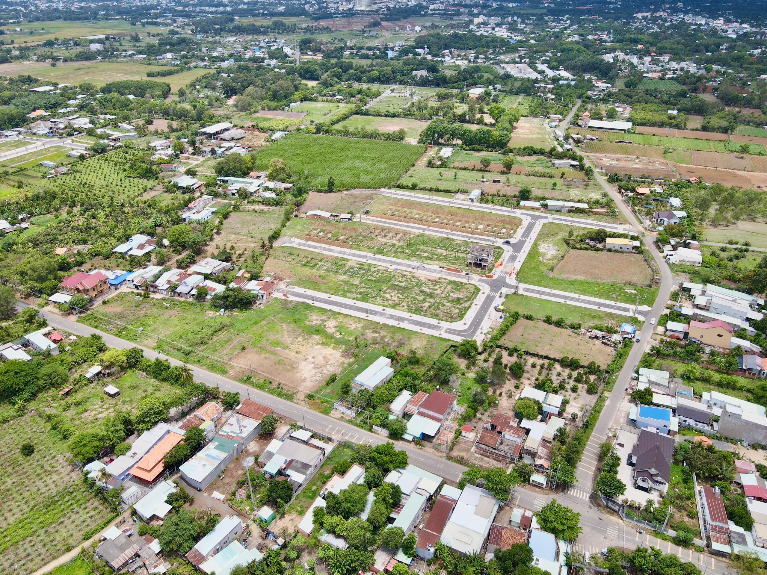 
Báo cáo mới đây của các đơn vị phân tích thị trường cho thấy, giá chào bán đất nền trong nửa cuối năm 2022 tại một số khu vực đã suy giảm, nhưng so với thời điểm đầu năm vẫn cao hơn đáng kể. Ảnh minh họa
