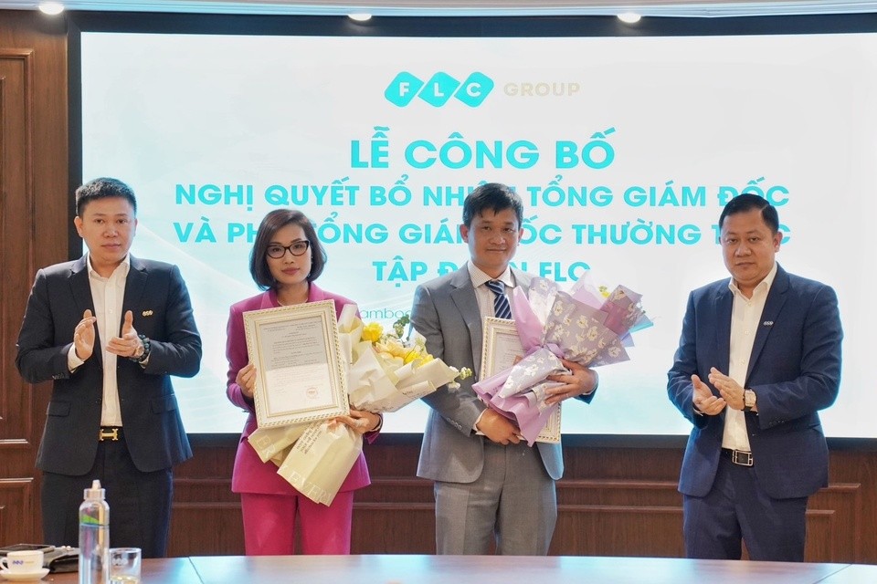 
Tổng giám đốc Lê Tiến Dũng (thứ hai từ phải sang) và Phó tổng giám đốc thường trực Trần Thị Hương nhận quyết định bổ nhiệm. Ảnh: FLC.
