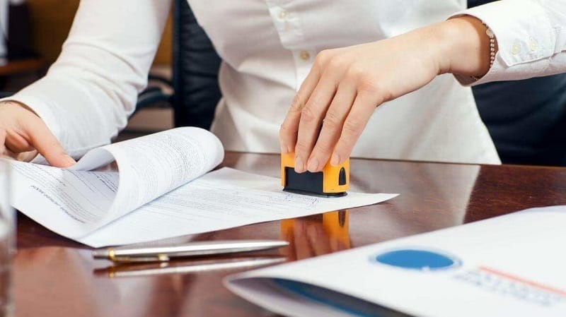 Công chức hoặc chứng thực hợp đồng ủy quyền giúp chủ thể tổ chức hội nghị xác định cụ thể, chính xác tư cách của người được ủy quyền
