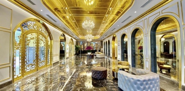 Thấy gì trong khách sạn “lấp lánh ánh vàng” giữa lòng Hà Nội: Dát vàng từ nội ngoại thất...đến cả cốc cà phê cũng được dát vàng - ảnh 1