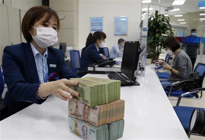 Từ ngày 6/3 tới đây, các ngân hàng thương mại cổ phần sẽ giảm toàn bộ 0,5 điểm % lãi suất huy động so sánh với bảng lãi suất hiện hành và áp dụng với những kỳ hạn từ 6 tháng cho đến 12 tháng. Ảnh minh họa