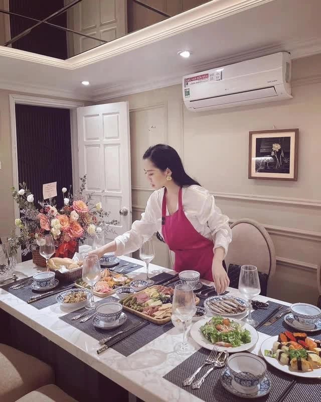 Từng chi tiết như bàn trà, khăn trải bàn, ấm nước… đều được gia chủ tỉ mỉ chăm chút