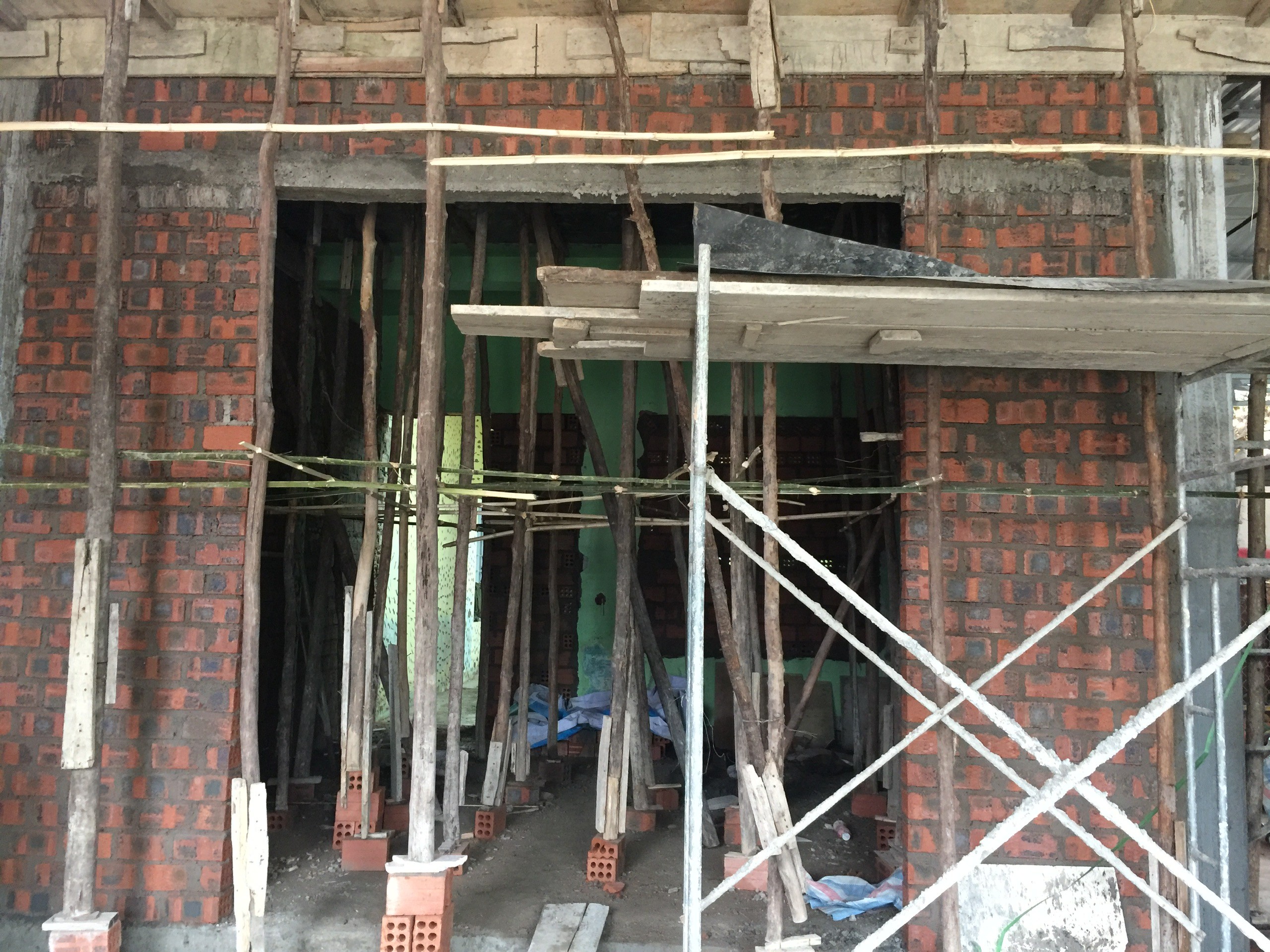 
Căn nhà hai tầng đang xây dựng dang dở của gia đình anh Tùng
