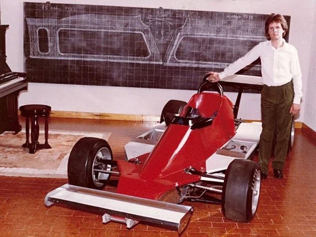 
Vào năm 1991, Horacio Pagani cuối cùng cũng đã tách khỏi Lamborghini và đã thành lập nên một công ty mới có tên là Modena Design chuyên sản xuất vật liệu tổng hợp sợi carbon dành cho xe Công thức 1
