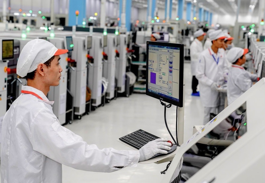 
Sản xuất điện thoại thông minh tại một nhà máy thuộc Khu công nghiệp cao Hòa Lạc.
