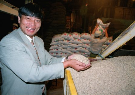 
Theo tìm hiểu, doanh nhân Liu Yonghao là nhà sáng lập kiêm chủ tịch của New Hope Group -&nbsp; một công ty kinh doanh thức ăn chăn nuôi được thành lập vào năm 1982, đến năm 1998 thì chính thức niêm yết
