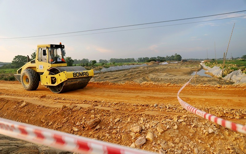 
Nên bổ sung mục đích điều tiết nguồn thu từ đất bao gồm cả việc dùng nguồn thu để phục vụ “công tác thu hồi đất, tái định cư.
