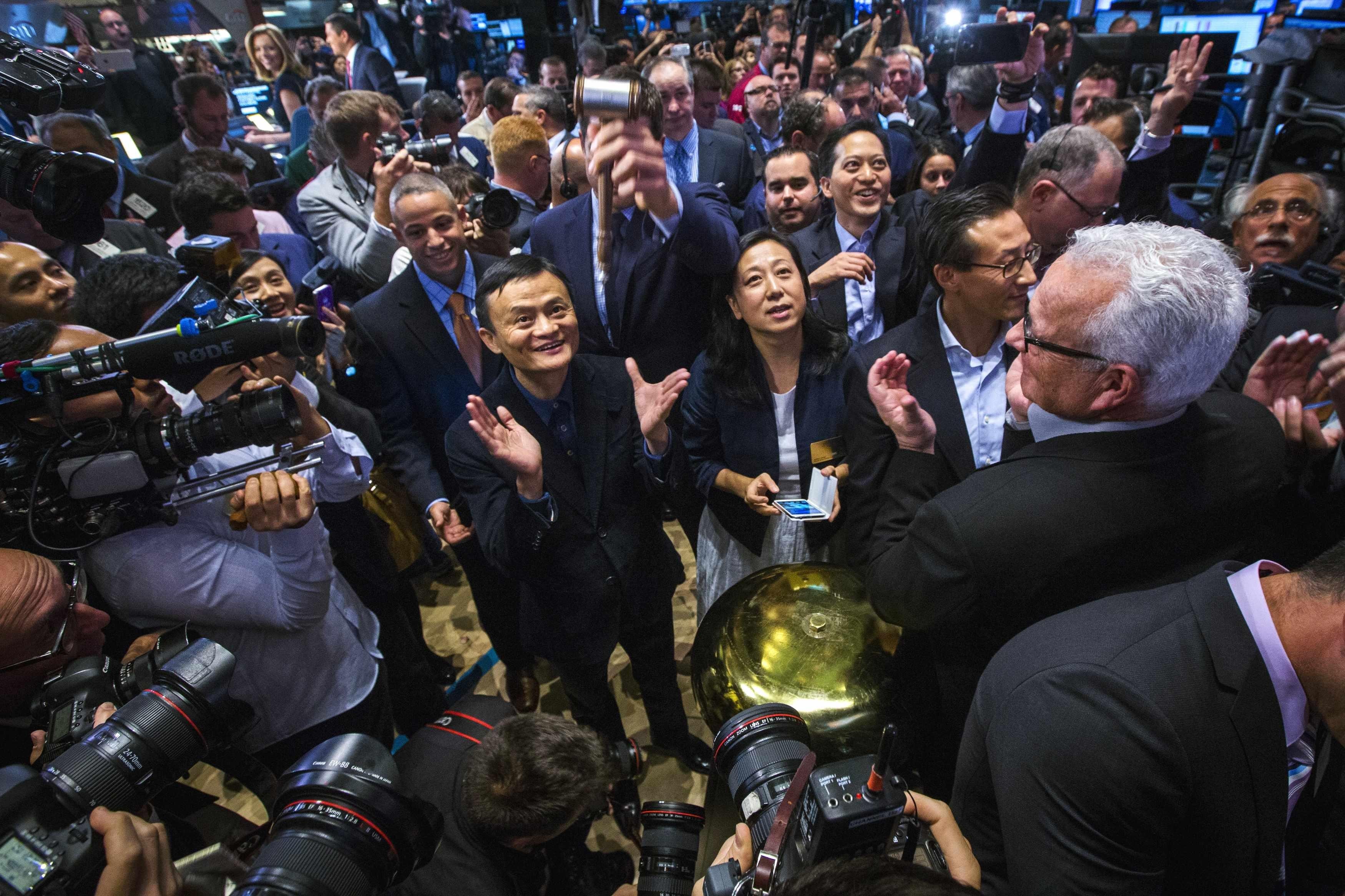 
Năm 2019, Alibaba tiếp tục lên sàn chứng khoán Hong Long với giá cổ phiếu phát hành phiên đầu tiên được định giá ở mức 176 HKD (khoảng&nbsp;22,5 USD)
