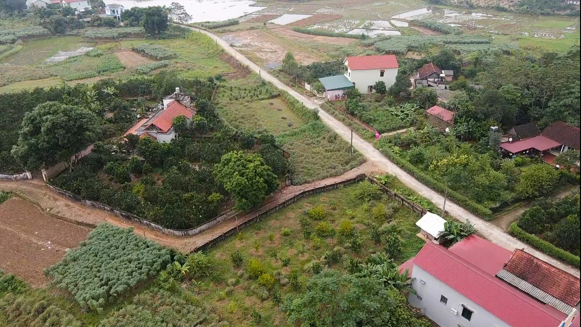 
Câu chuyện giá đất tăng cao xé nát các mối quan hệ gia đình ở làng quê dường như trở thành phổ biến, ngay cả vùng ven Hà Nội.
