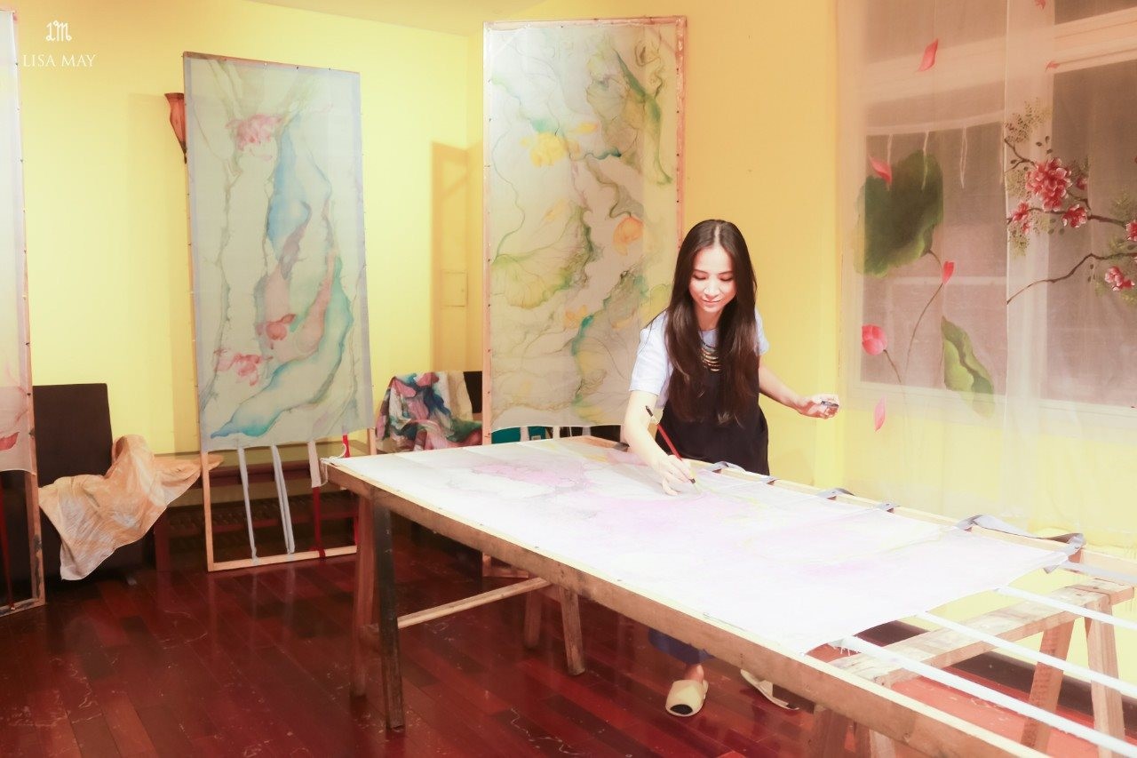 
Kể từ năm 2012, kiến trúc sư Đặng Tố Anh đã bắt đầu theo đuổi hướng đi này thông qua việc thành lập Lisa May Home bằng những sản phẩm vải trang trí nội thất
