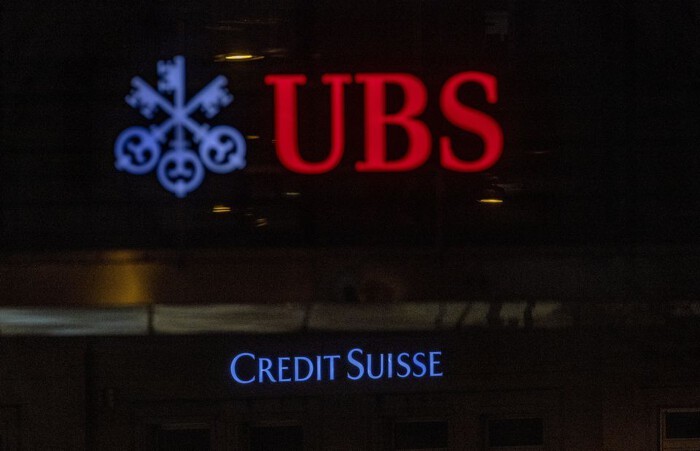 
Sự sụp đổ của Credit Suisse có thể châm ngòi cho những biến động khác trên thị trường tài chính, bất chấp việc giới chức Thụy Sĩ đã làm trung gian để UBS mua lại nhà băng này, ngăn chặn khủng hoảng tiếp tục lan rộng
